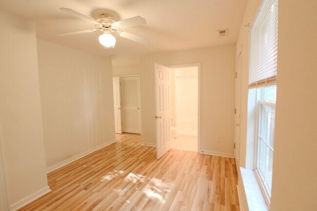 Foto del edificio - 351 Emerson Ln