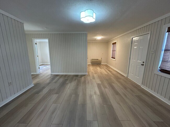 Foto del edificio - 229 N Church Ave