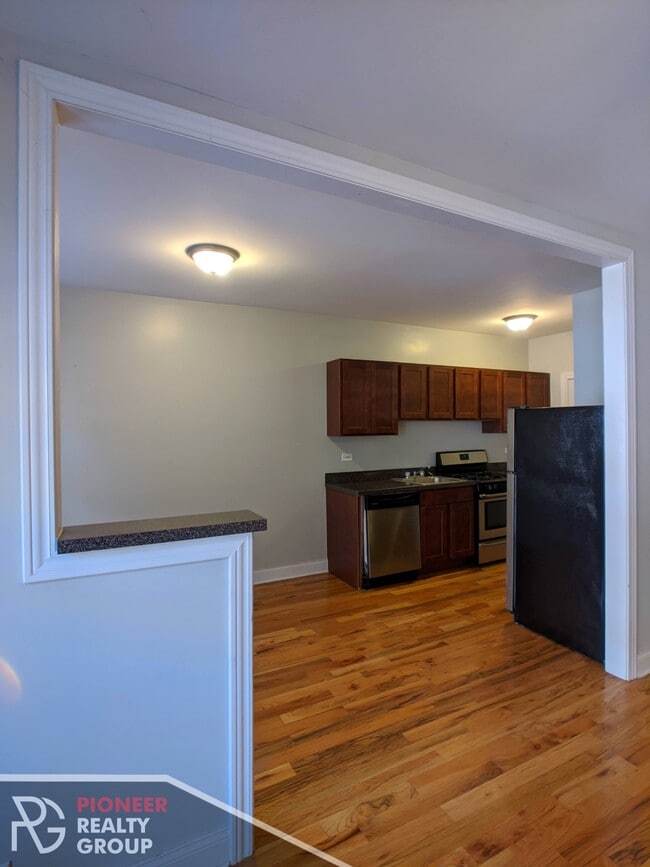 Building Photo - 630 W Cornelia Ave