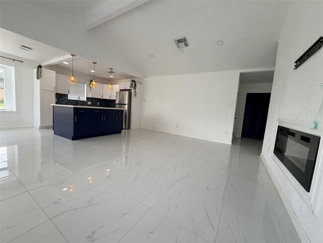 Foto del edificio - 15865 Ridgeroe Ln