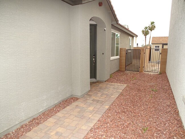 Building Photo - Beautiful 3 Bedroom Single Story West Vega...