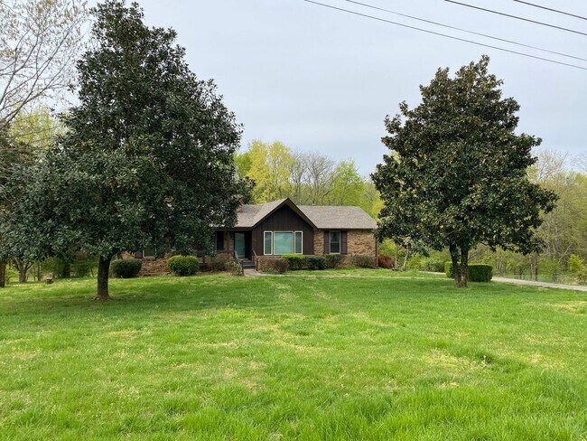 Foto del edificio - Great location! Country feel 4 bedroom 3 b...