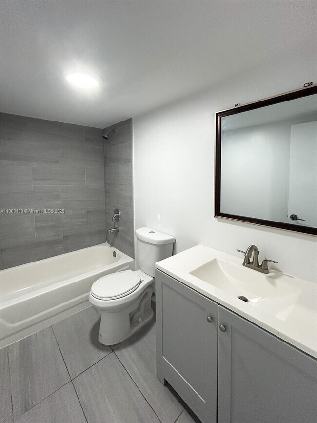 Foto del edificio - 888 NE 132nd St