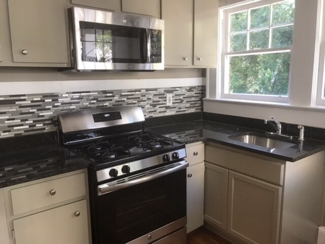 Foto del edificio - Gorgeous renovated 2 bedroom/1 bath in hea...