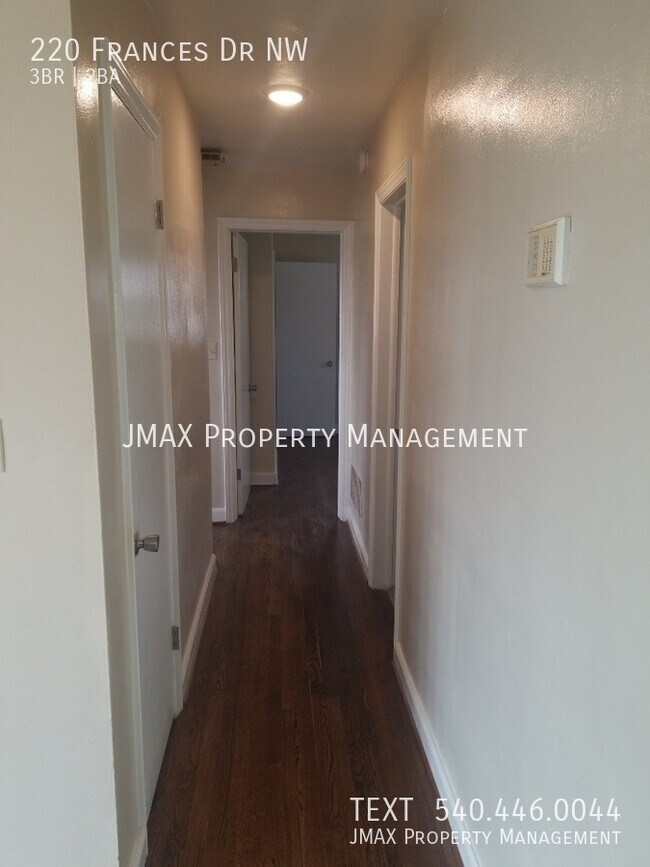 Foto del edificio - 220 Frances Dr NW