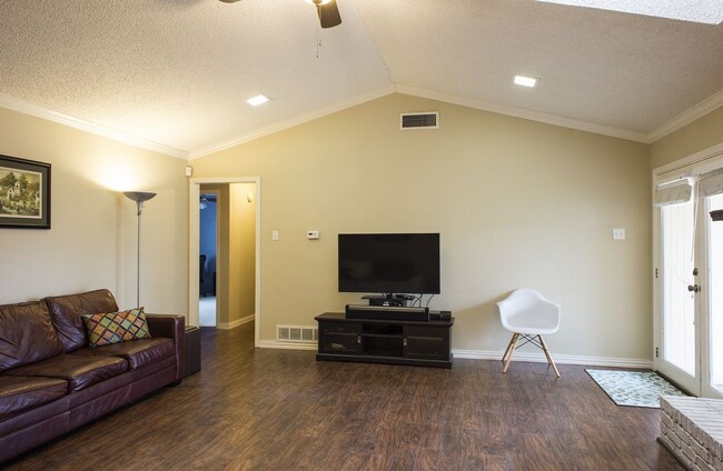 Building Photo - Very nice large 3 bedroom home in Garland