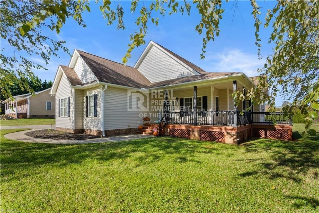 Primary Photo - Beautiful 3BR/2BA Available Now!