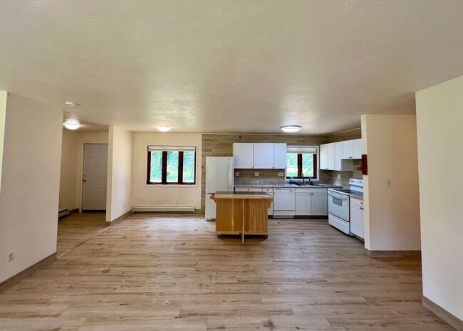 Building Photo - 3 Bedroom Home / 2-Car Garage / No Pets