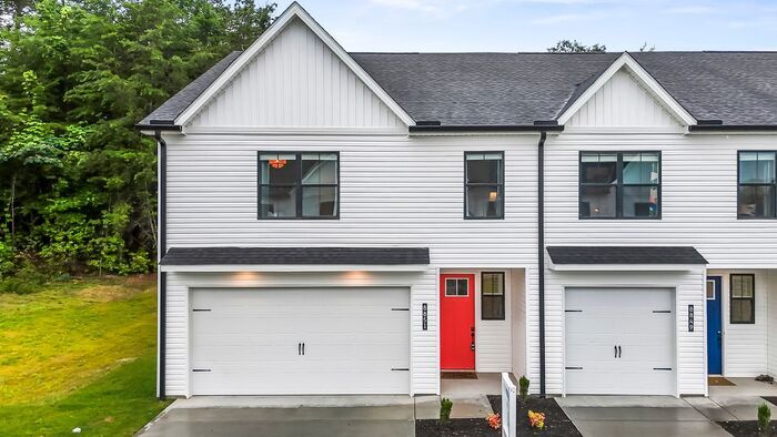 Foto principal - Stunning 3-Bed, 2.5-Bath Townhome at Bennett Village