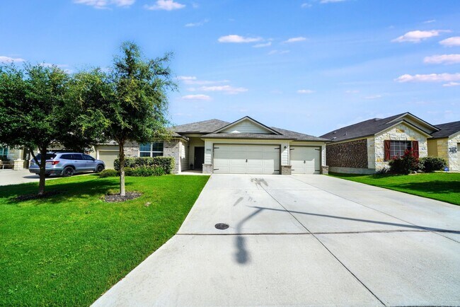 Foto del edificio - Stunning Home with 3-Car Garage in New Bra...