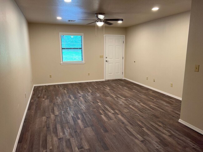 Building Photo - 608 E Rolling Hills Dr