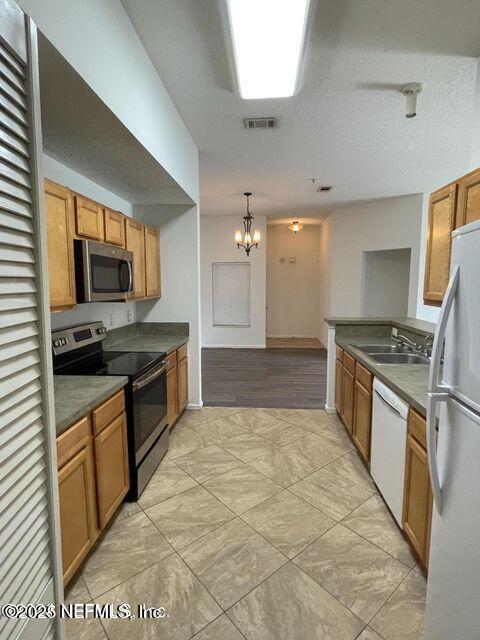 Foto del edificio - 7920 Merrill Rd