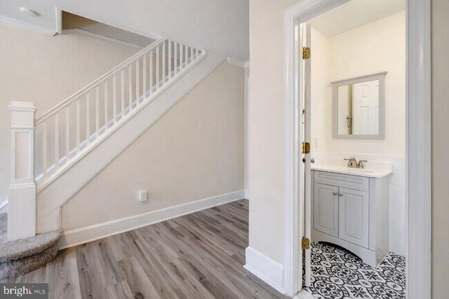 Building Photo - 1909 W 8th St