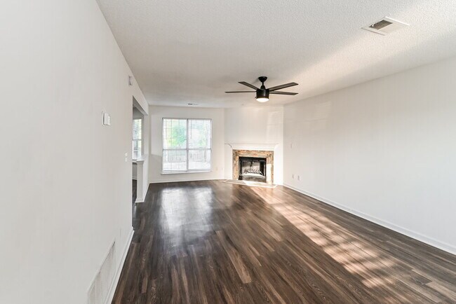 Foto del edificio - 7159 Creekside Dr