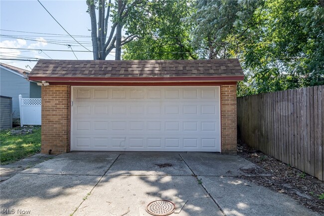 Building Photo - 8221 Pelham Dr