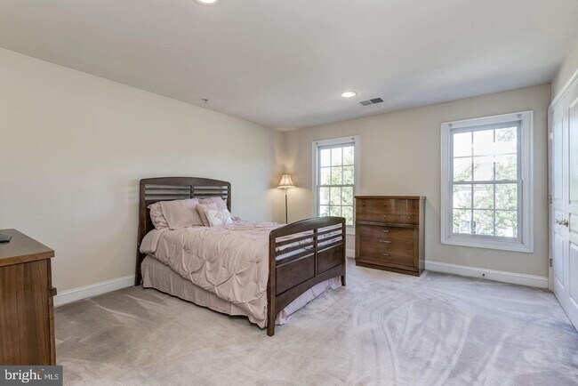 Building Photo - 203 Jersey Ln