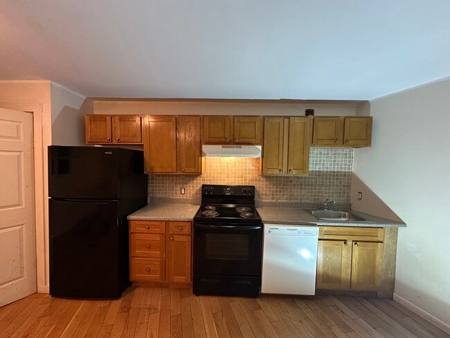 Building Photo - 72 Linden St