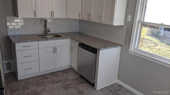 Building Photo - 25425 Mackinac St