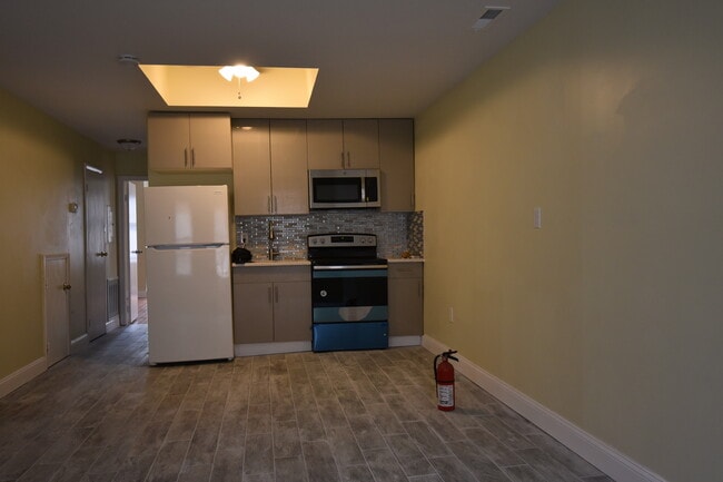 Building Photo - 1620 S 5th St