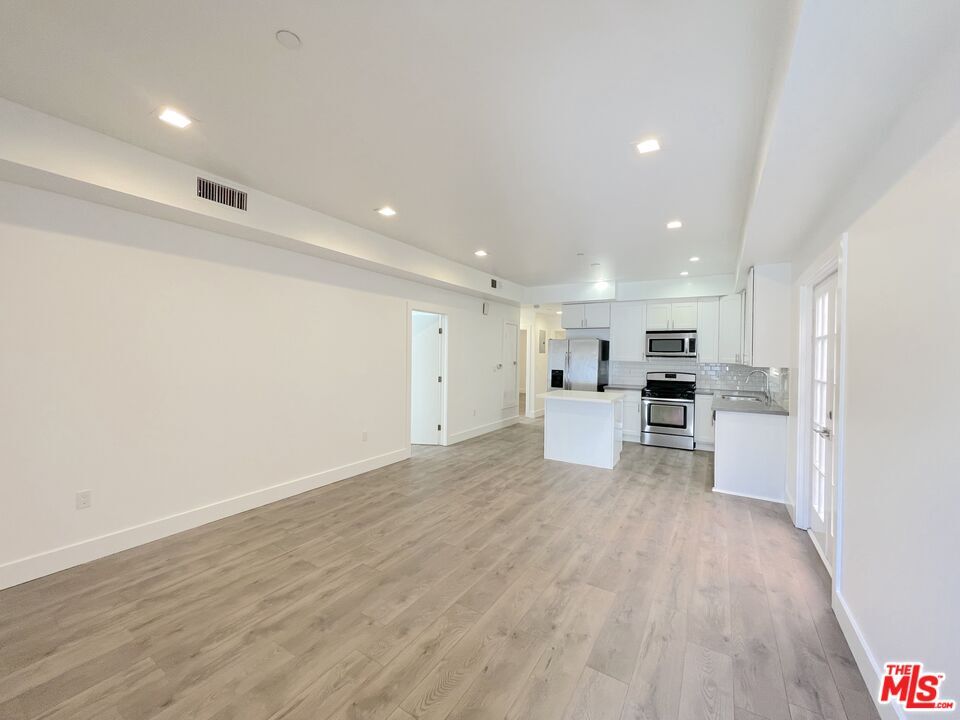 Primary Photo - 1209 N Beachwood Dr