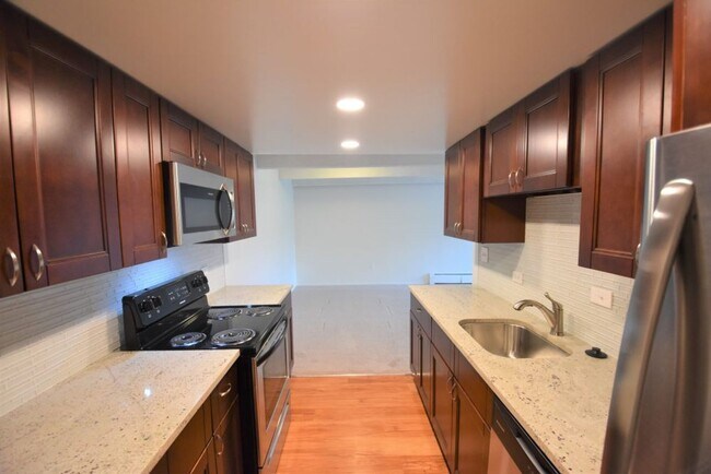Building Photo - 1 Bedroom Apartment Available Now