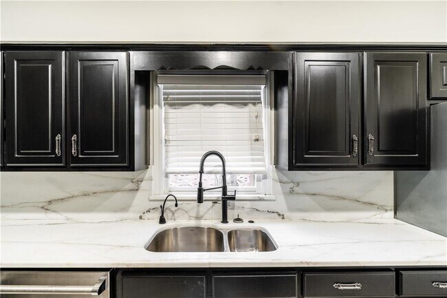 Foto del edificio - 656 Falls Church Rd