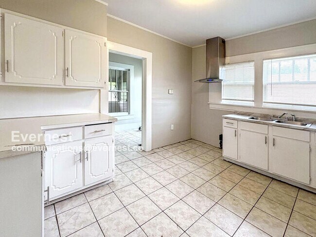 Building Photo - 525 53rd St Ens