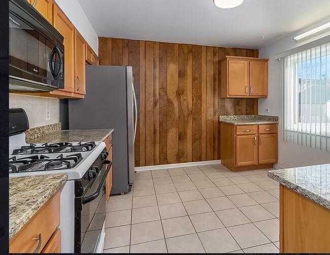 Building Photo - 615 Maple Ct