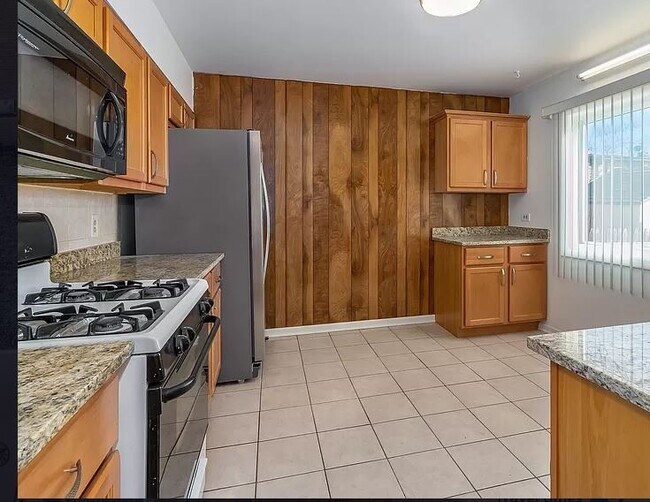 Foto del edificio - 615 Maple Ct