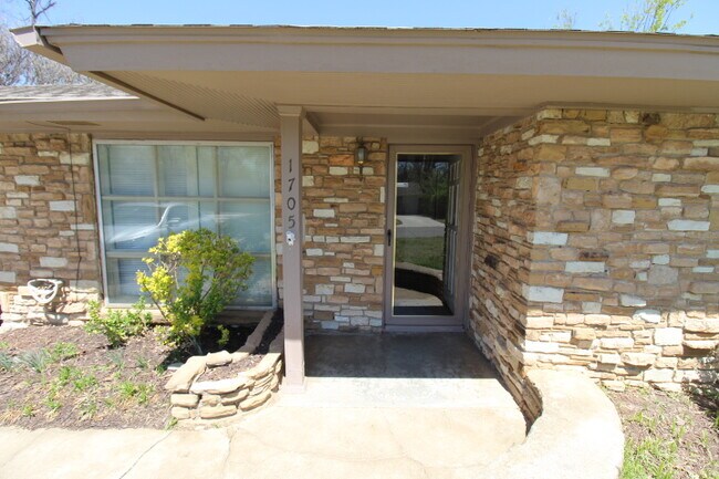 Photo - 1705 Westchester Dr House