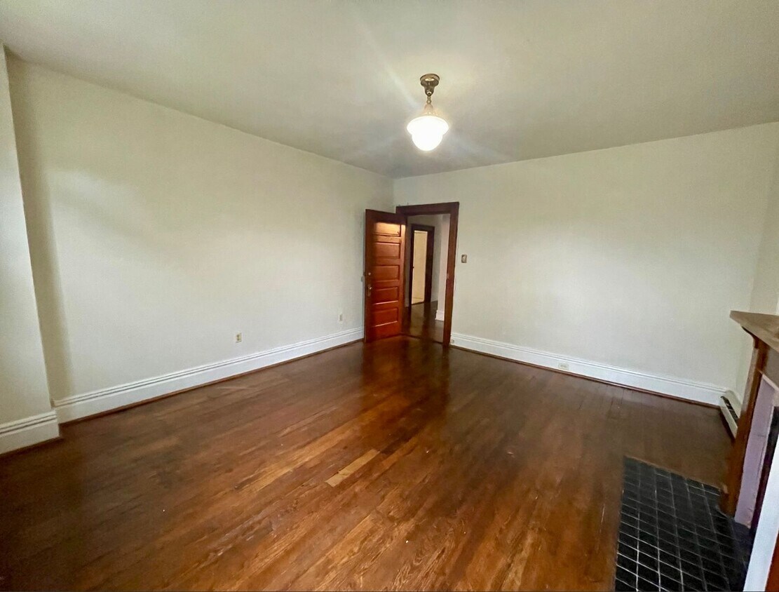 Foto principal - THREE 2 BEDROOM APARTMENTS IN THIS BUILDIN...