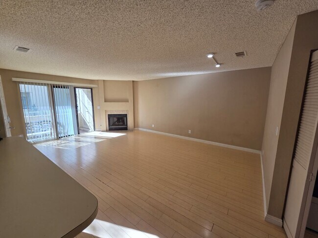 Foto del edificio - First-Floor 2 Bed / 2 Bath Condo w/ Garage...