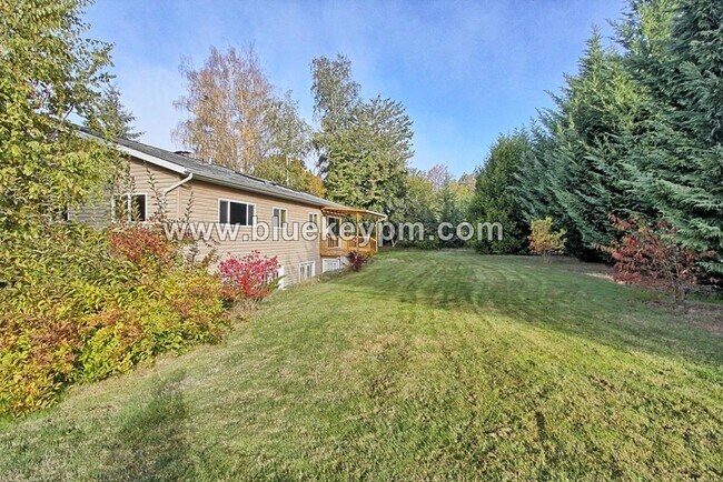 Building Photo - 4 Bed, 3 Bath,  2 Kitchens, 2350 sq ft Fab...