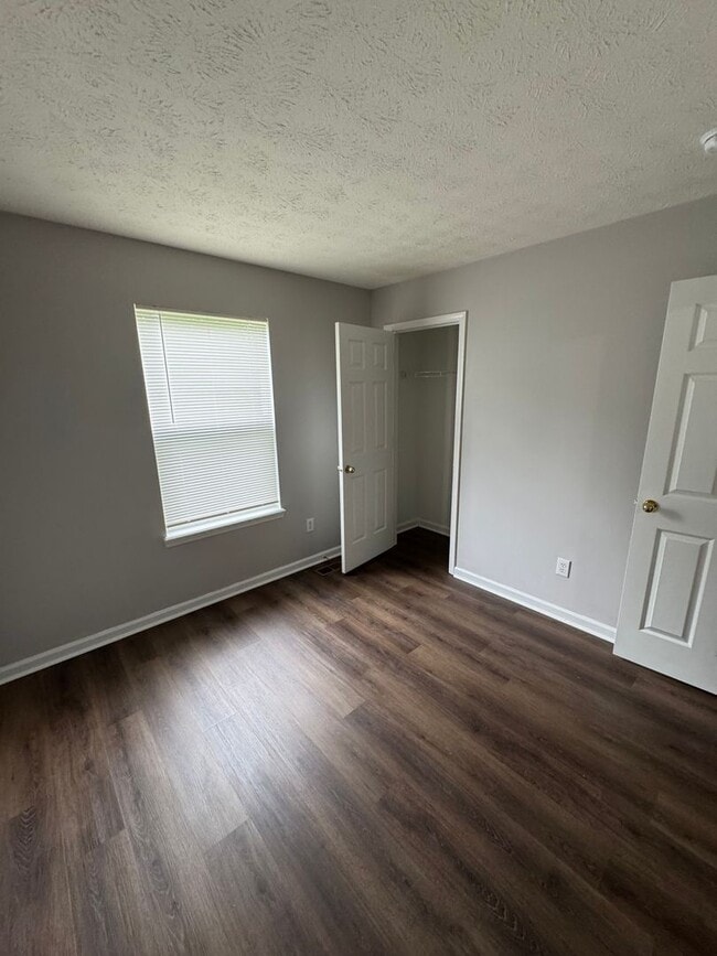Building Photo - 3240 Crestwell Dr