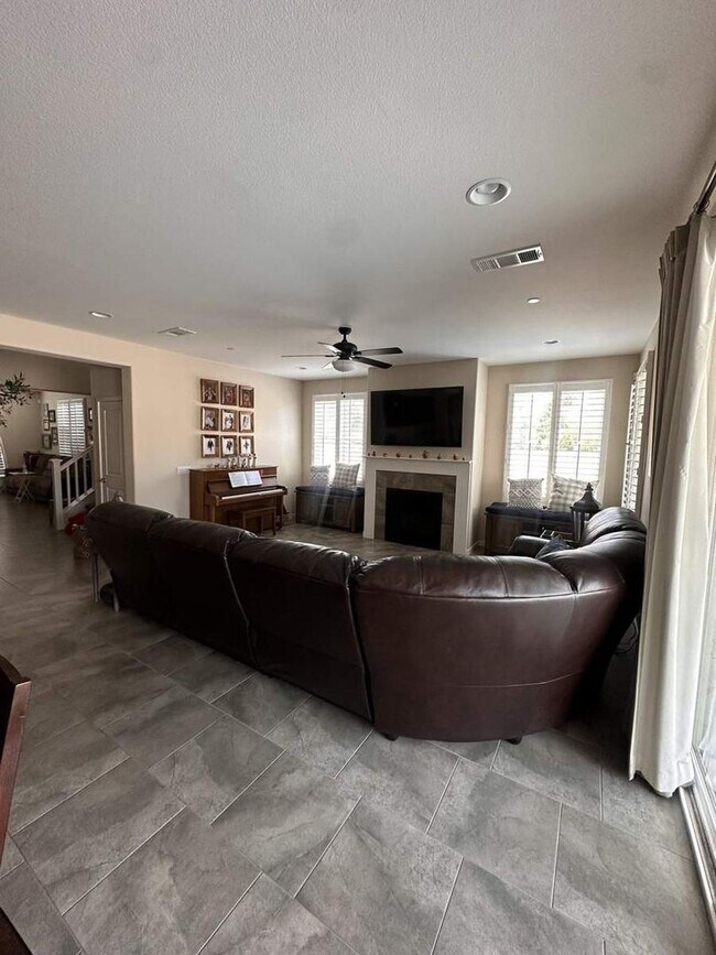 Foto del edificio - Stylish 4BR/3BA Home in Rosetta Canyon wit...