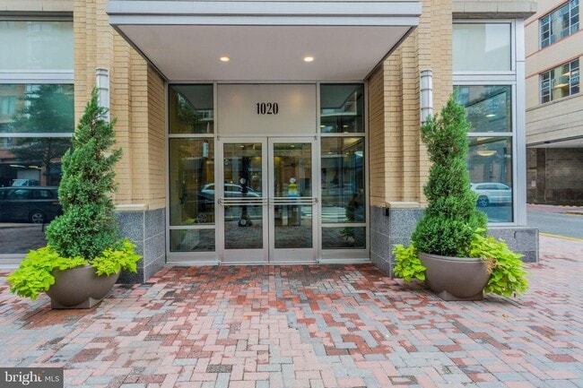 Building Photo - Modern 1BR Condo at The Phoenix with Premi...