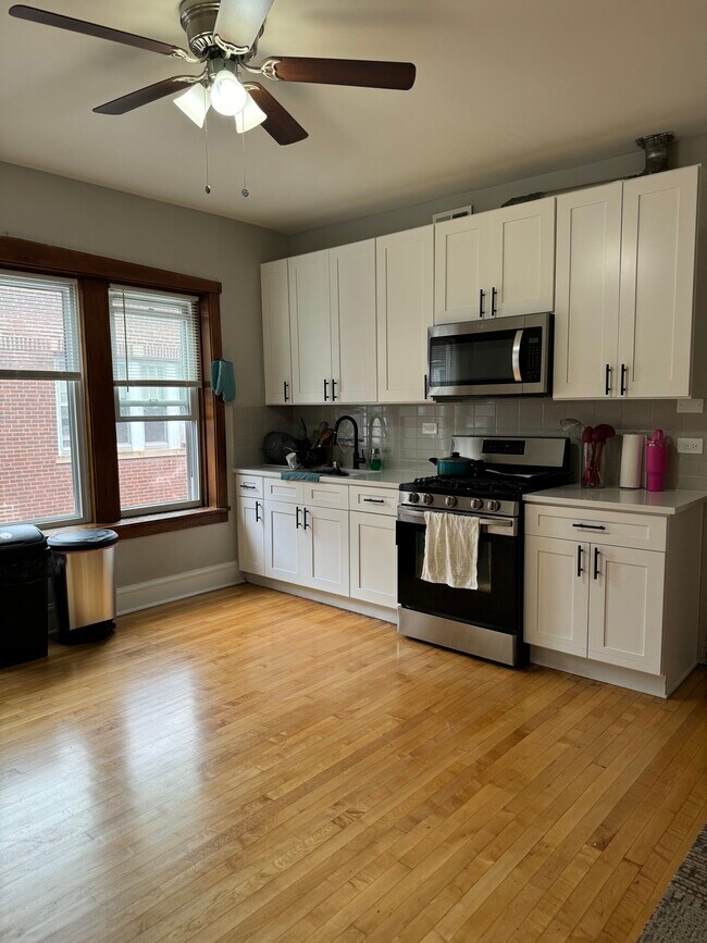 Foto del edificio - 4815 W Cornelia Ave