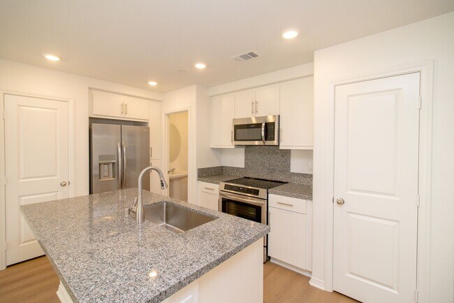 Foto del edificio - Brand New 3 Bed/2.5 Bath Townhome In River...