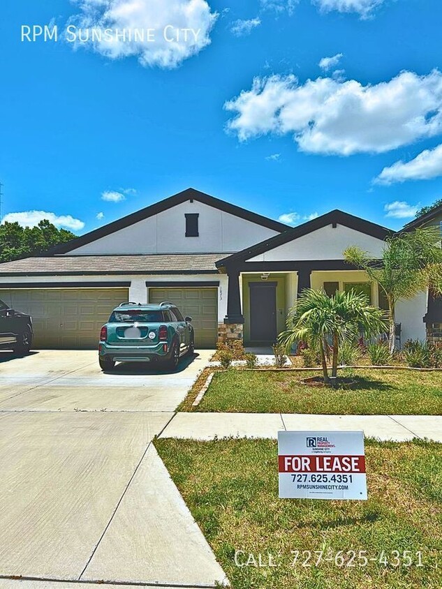 Primary Photo - Extra Large Bungalow, with pool, basketbal...