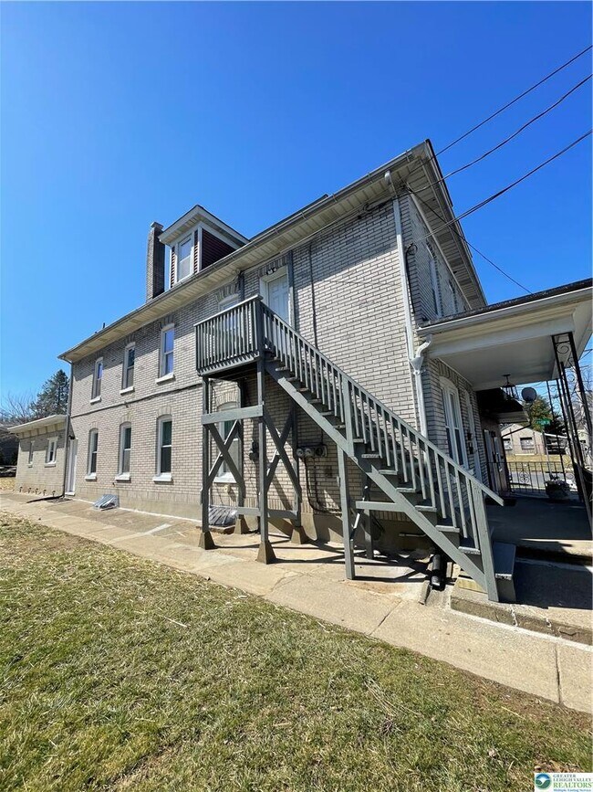 Building Photo - 648 Line St