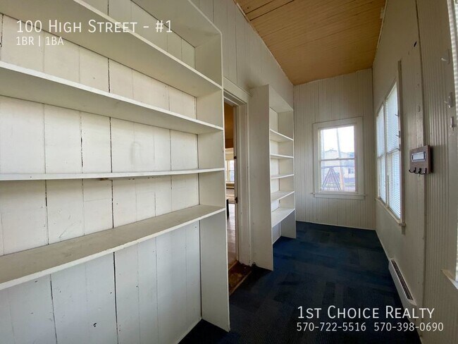 Building Photo - Large 1st floor 1 bedroom with heat, water...