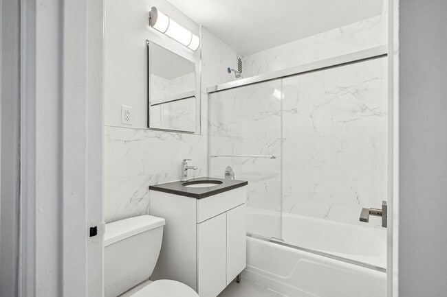 Foto del edificio - 2400 Webb Ave