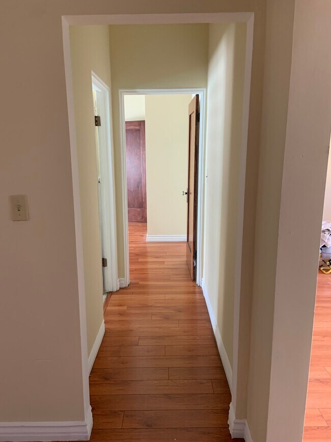 Pasillo al baño y al dormitorio. - 206 Columbia Ave