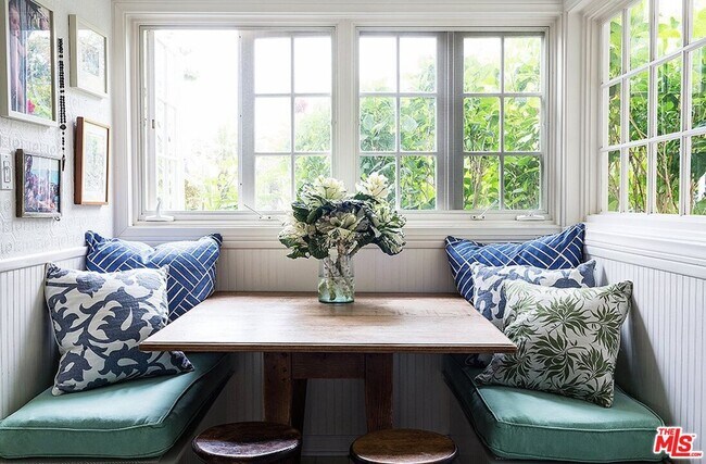 Foto del edificio - 8050 Mulholland Dr