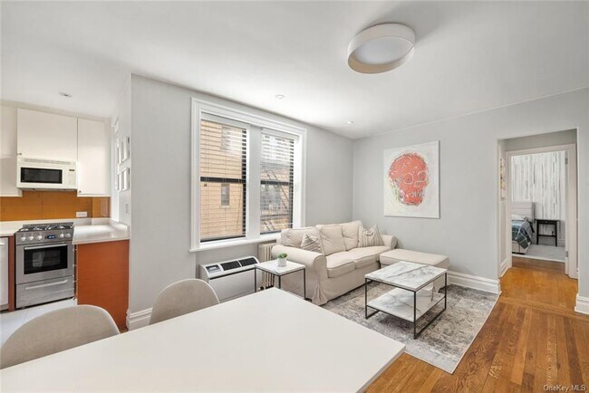 Building Photo - 319 W 18th St