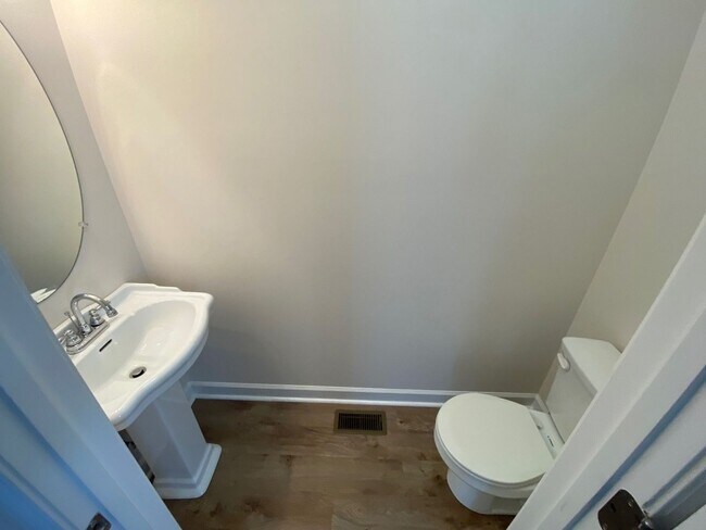 Foto del edificio - PRE-LEASING FOR AUGUST 9TH, 2026!