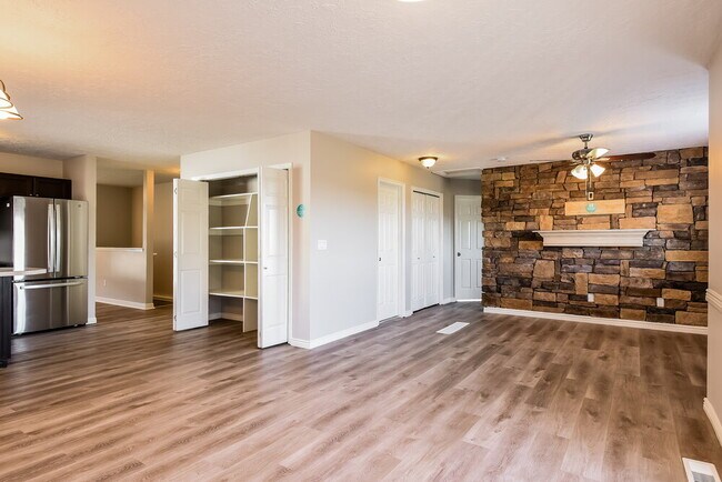 Building Photo - 672 S Pheasant View Dr