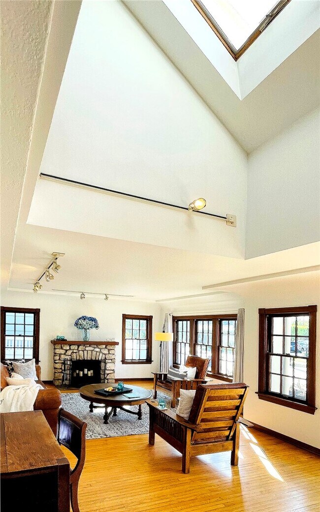 Building Photo - 2464 Heliotrope Dr
