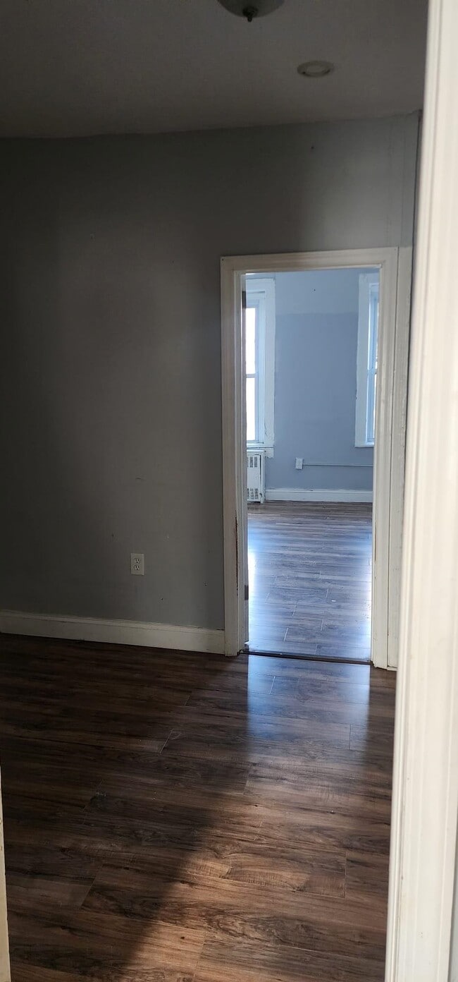 Building Photo - 325 37th St