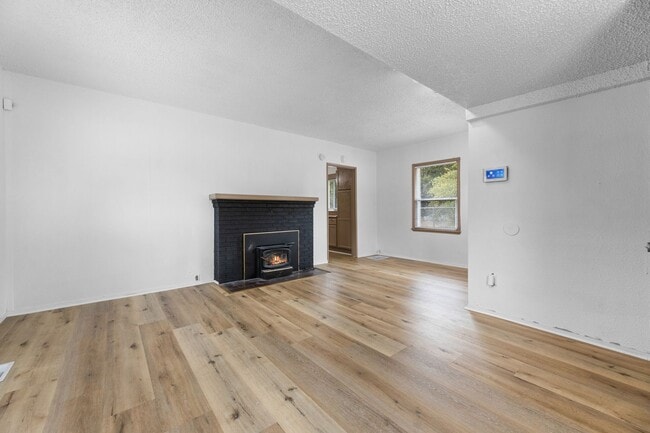 Building Photo - 2 Bed, 2 Bath Home – Prime Location Near F...
